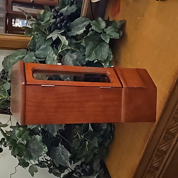 Vintage Jewelry chest in excellent used condition. - Picture 6 of 9